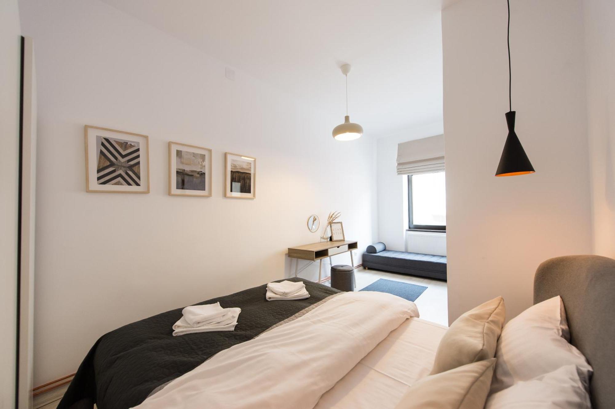 Appartamento Charming Old Town Flat With Mountain View Braşov Esterno foto