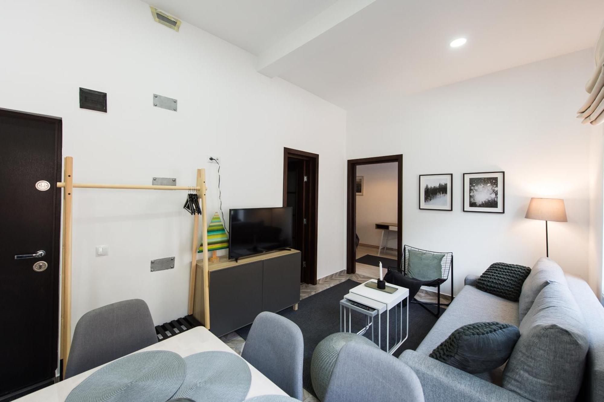 Appartamento Charming Old Town Flat With Mountain View Braşov Esterno foto