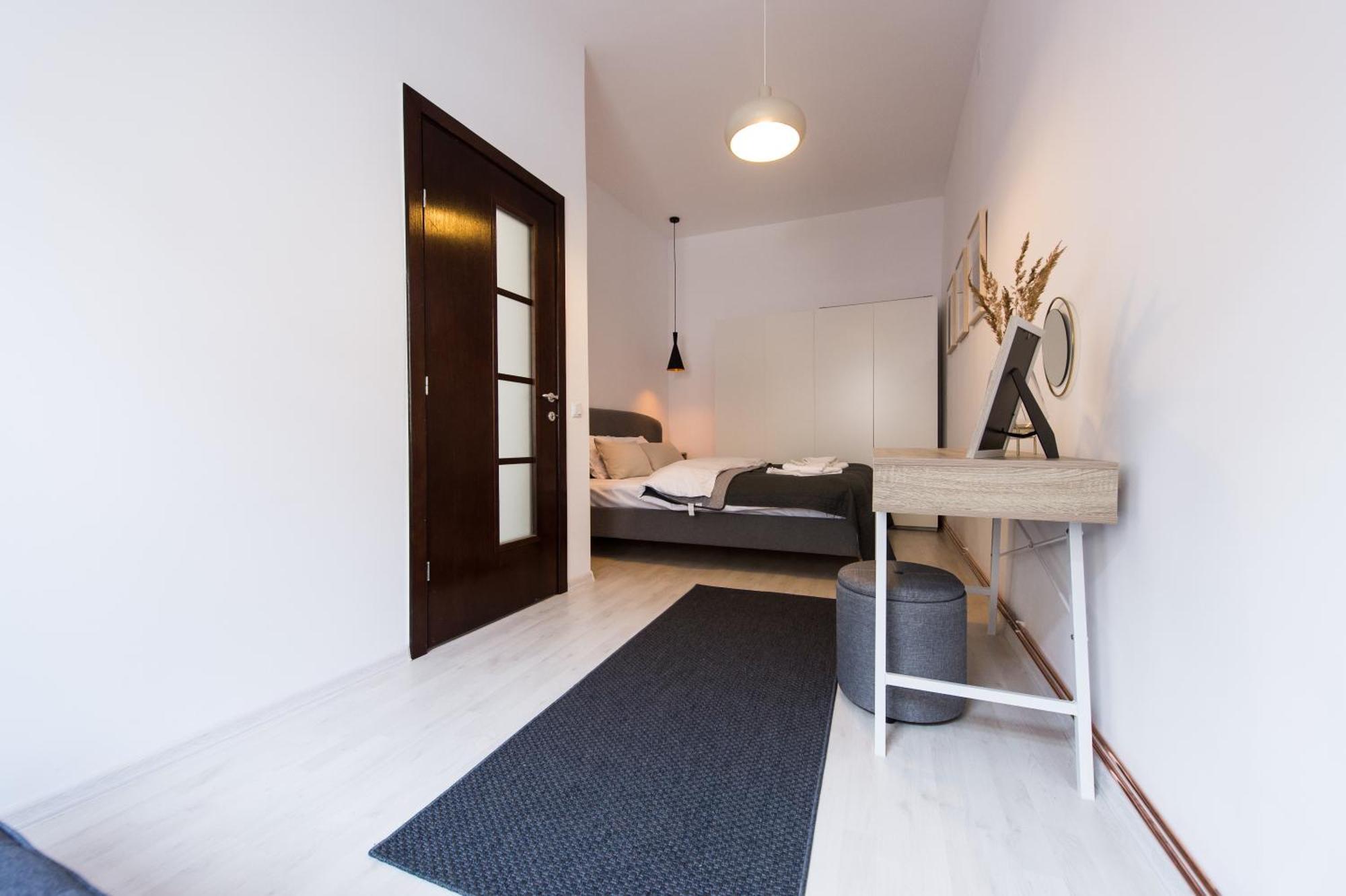 Appartamento Charming Old Town Flat With Mountain View Braşov Esterno foto