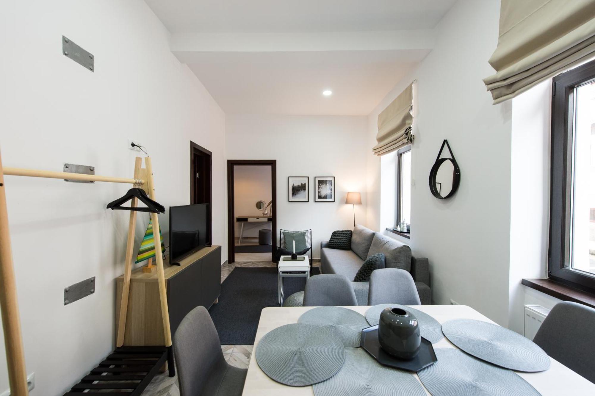 Appartamento Charming Old Town Flat With Mountain View Braşov Esterno foto