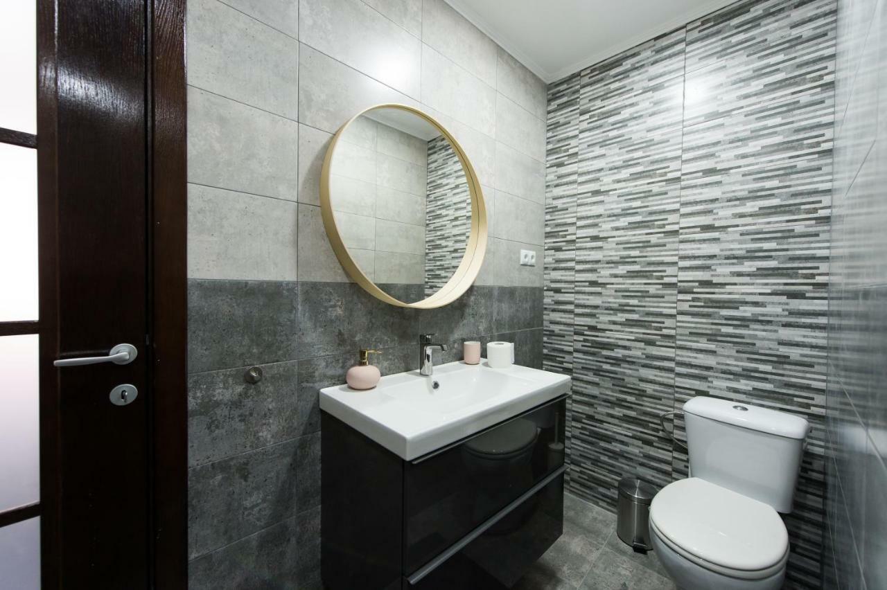 Appartamento Charming Old Town Flat With Mountain View Braşov Esterno foto